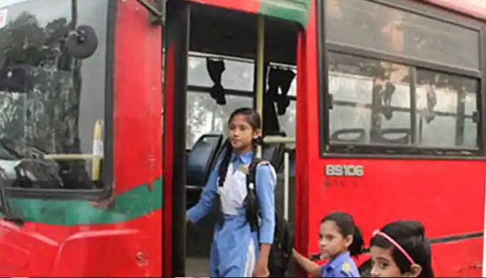 বাংলাদেশের স্কুলছাত্রী বাসে উঠছে, চ্যানেল আই অনলাইন. Channel i News - চ্যানেল আই নিউজ