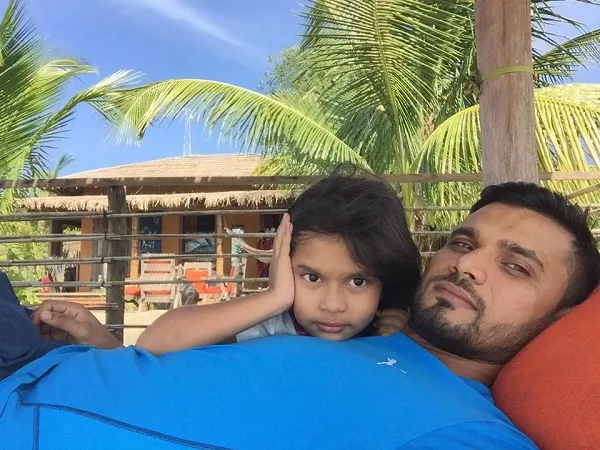 ব্যস্ততার ফাঁকে ছেলেমেয়ের সঙ্গে বাবা মাশরাফি