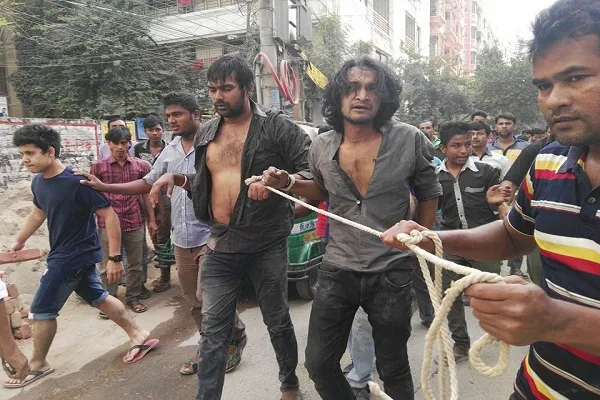 দিনদুপুরে ডাকাত ধরলেন বনশ্রীবাসী