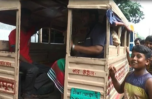 বিদ্যালয়ের বাইরে টেম্পু শ্রমিক শিশুরা