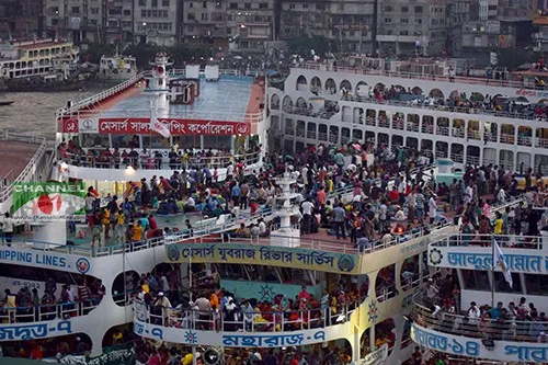 সদরঘাটে বাড়ি ফেরার দৃশ্য