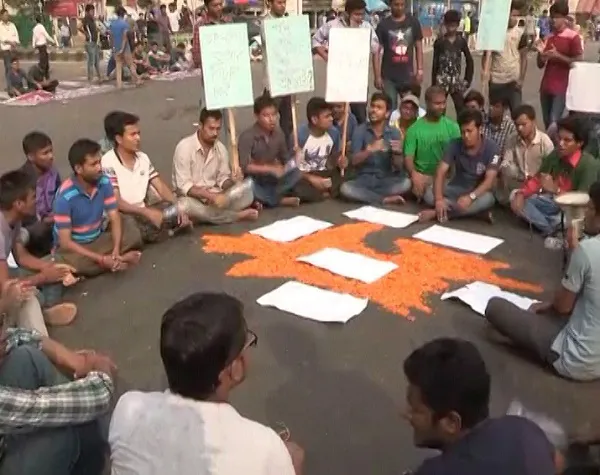 সাম্প্রদায়িক হামলার প্রতিবাদে শাহবাগে অবরোধ