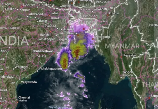 নিম্নচাপের প্রভাবে সেন্টমার্টিনে আটকা পড়েছে শতাধিক পর্যটক