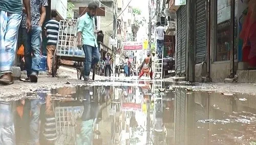 রাজধানীর রাস্তা যেন গ্রামের খাল!