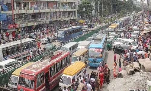ফুটপাতে হকার না থাকলেও নিস্তার নেই রাস্তায়
