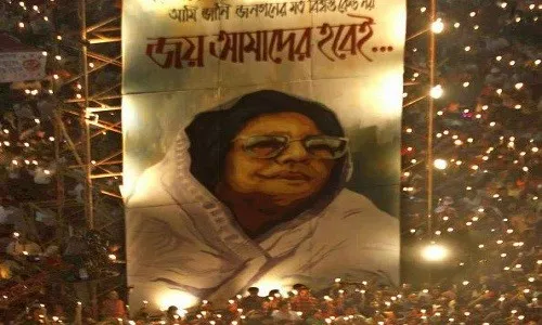 ‘শহীদ জননীর দেখানো পথে হাঁটছি আমরা’