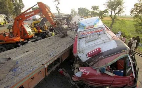 পাকিস্তানে শিশুসহ ১৯ জন সড়ক দুর্ঘটনায় নিহত
