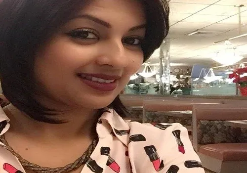 চার বছর পর দেশে ফিরলেন মোনালিসা