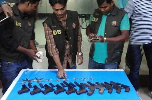 ভারত থেকে বাংলাদেশে আসছে অবৈধ অস্ত্রের চালান: ডিবি