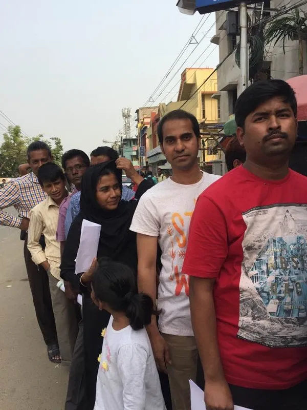 টাকা বদলানোর জন্য লাইনে দাঁড়িয়ে লেখক