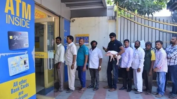ব্যাংকে রুপি বদলের লাইনে শুকরছানা কোলে তেলেগু তারকা