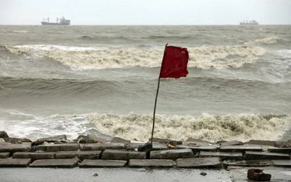 নিম্নচাপের প্রভাবে সমুদ্র বন্দরসমূহে ৩ নম্বর স্থানীয় সতর্ক সংকেত