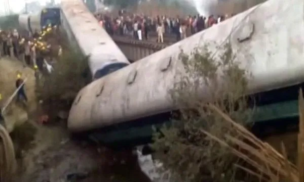ভারতের কানপুরে ভয়াবহ ট্রেন দুর্ঘটনা