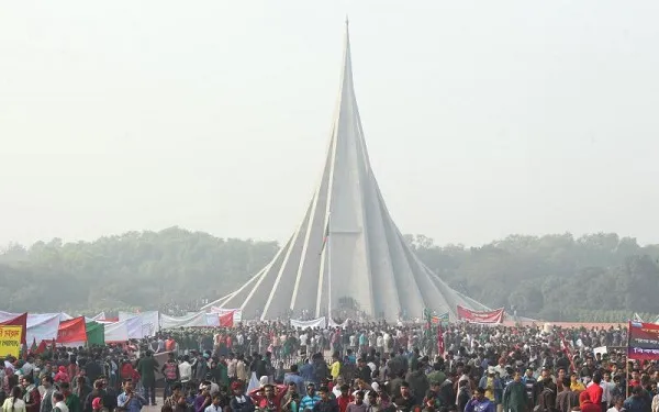 জাতীয় স্মৃতিসৌধে মানুষের ঢল