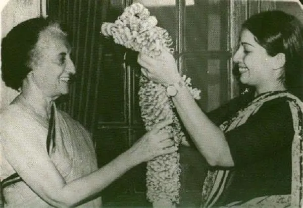 ভারতের প্রাক্তন প্রধানমন্ত্রী ইন্দিরা গান্ধির সঙ্গে মুখ্যমন্ত্রী জয়ললিতা