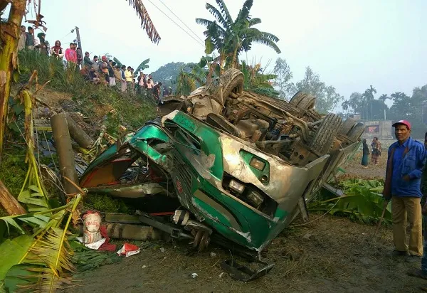 টাঙ্গাইলে পৃথক দুর্ঘটনায় চালকসহ নিহত ২