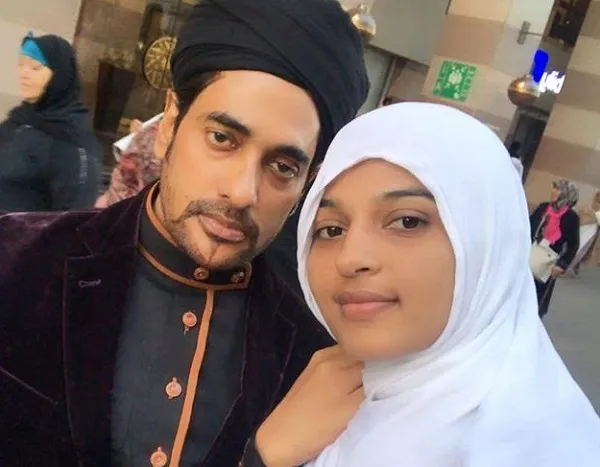 ছেলেকে নিয়ে ওমরাহ পালন করলেন অনন্ত-বর্ষা