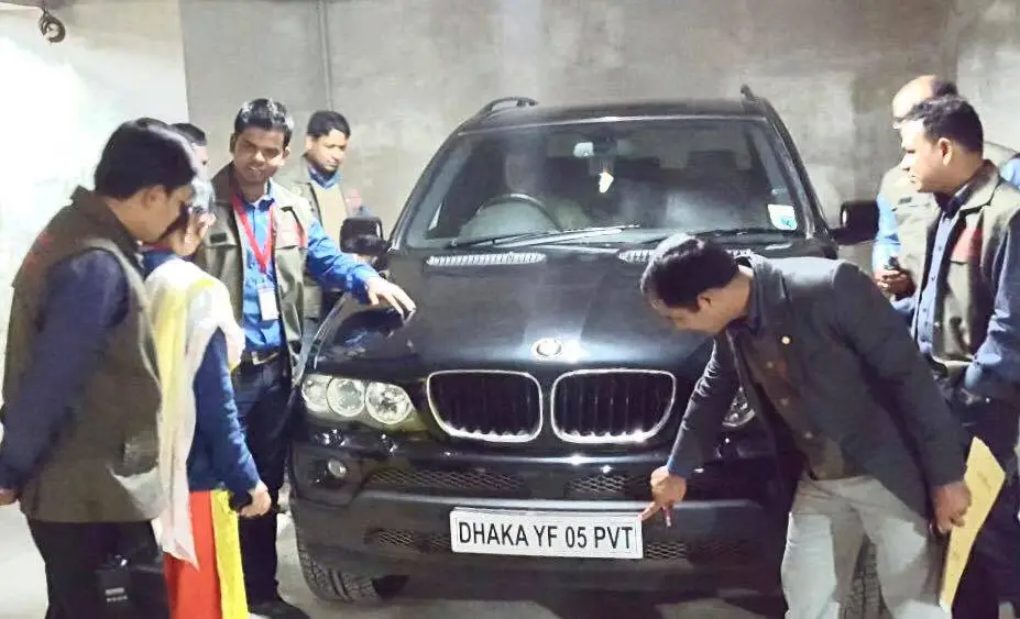 ঢাকায় ব্রিটিশ নম্বরের বিএমডব্লিউ গাড়ি আটক
