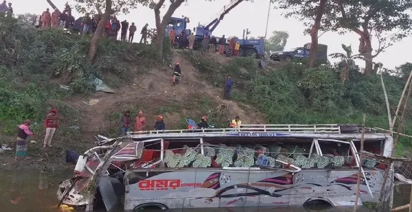 কুমিল্লায় ভয়াবহ সড়ক দুর্ঘটনায় ৬ জন নিহত