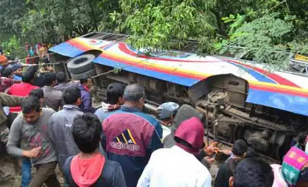 পিকনিক বাস খাদে: নারীসহ তিনজন নিহত