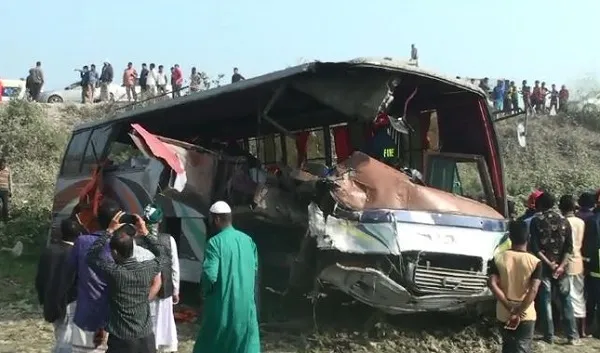 সাভারে যাত্রীবাহী দু’টি বাসের সংঘর্ষে নিহত ৩