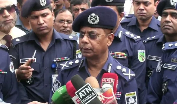 জীবনের ঝুঁকি নিয়ে যানবাহনের ছাদে চলাচল করবেন না: আইজিপি