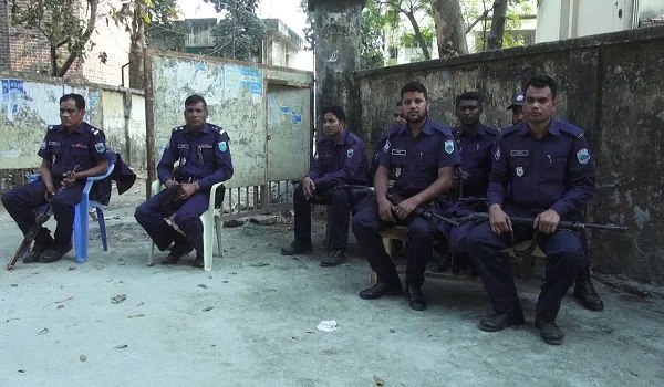 গাইবান্ধার সাবেক এমপির বাড়ি ঘিরে রেখেছে পুলিশ ও গোয়েন্দা সংস্থা