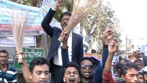 ছাত্রদের পিঠে চড়া উপজেলা চেয়ারম্যানের বিরুদ্ধে ঝাড়ু মিছিল
