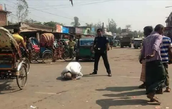 ‘এভাবে একজন নাগরিককে অপমান করার সাহস পুলিশ কোথায় পেলো?’