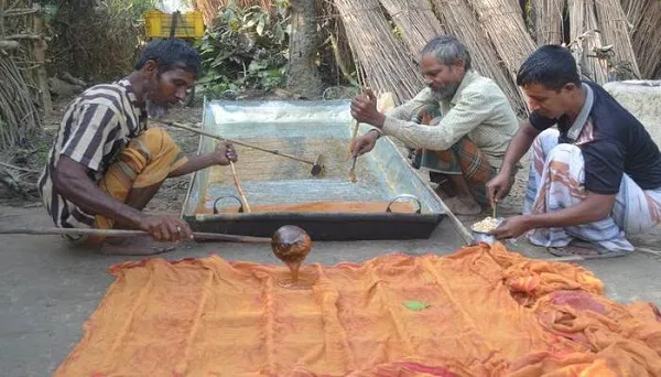 খেজুরের গুড় ও রস উৎপাদন ব্যস্ত সময় কাটাচ্ছেন গাছিরা