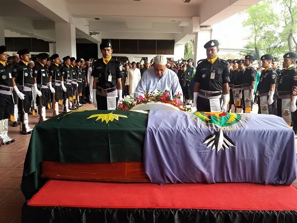 শ্রদ্ধা আর ভালোবাসায় শেষ নিদ্রায় লেফটেন্যান্ট কর্নেল আজাদ