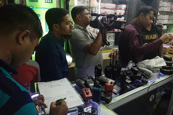 বিটিআরসি-র্যাবের অভিযানে আড়াই কোটি টাকার অবৈধ ওয়াকি-টকি ও সেটটপ বক্স জব্দ