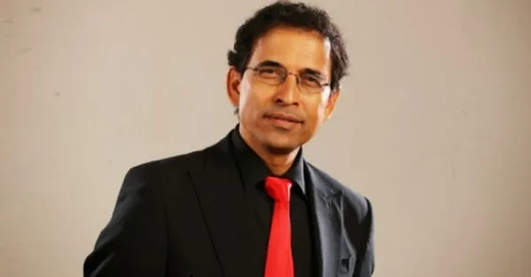মাইক্রোফোন হাতে ফিরছেন হার্শা ভোগলে