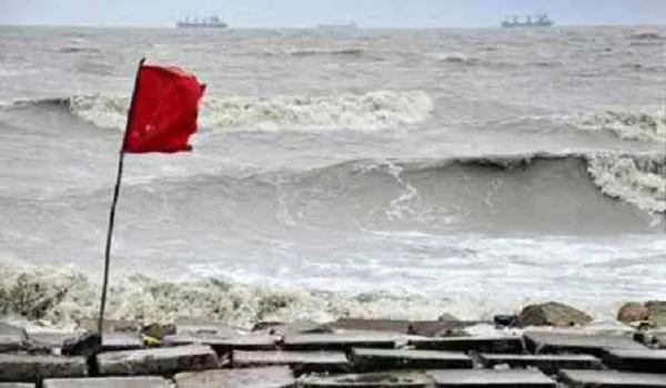 সাগরে ৩ নম্বর সতর্কতা সংকেত: সেন্টমার্টিনে ৩ শতাধিক পর্যটক আটকে পড়েছেন