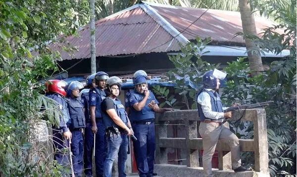 জঙ্গি আস্তানায় বোমা নিস্ক্রিয় করতে গিয়ে আগুন, নিহত ৫