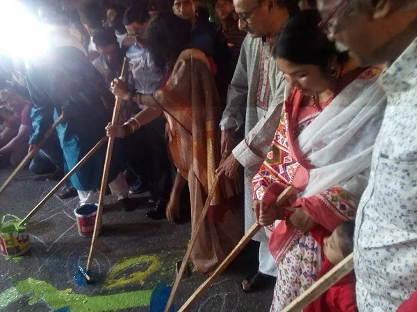 মন্ত্রীর হাতে রঙতুলি