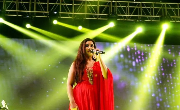শ্রেয়া ঘোষালের গানে মুগ্ধ শ্রোতারা