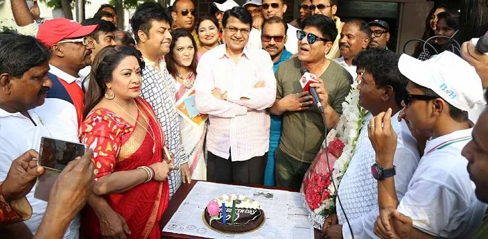 এফডিসিতে আলমগীরের জন্মদিন উদ্যাপন
