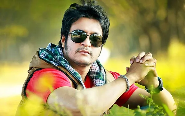 বৃষ্টির মধ্যে শুটিং-এর ফাঁকে নির্বাচন প্রসঙ্গে ইমন