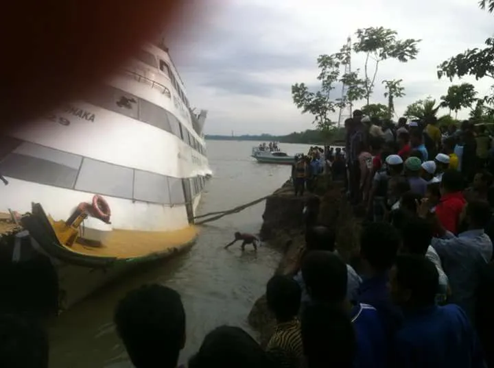 সদরঘাটে দুই লঞ্চের মুখোমুখি সংঘর্ষ