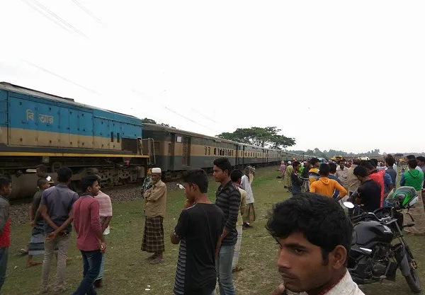 রেল সেতুর মাটিতে ধস, রক্ষা পেল নীল সাগর এক্সপ্রেস