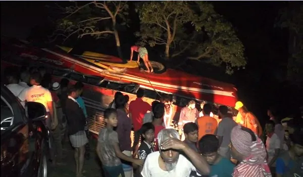 বগুড়ায় যাত্রীবাহী বাস নিয়ন্ত্রণ হারিয়ে খাদে, নিহত ৩