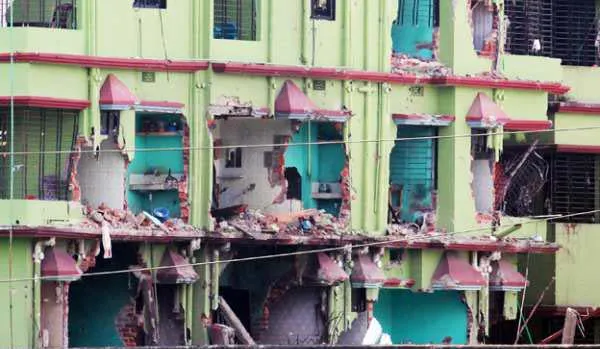 ছয়দিনেও উদ্ধার হয়নি আতিয়া মহলের দুই জঙ্গি লাশ, বাতাসে দুর্গন্ধ