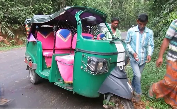 মৌলভীবাজারে অটোরিকশায় গাছ পড়ে নিহত ২