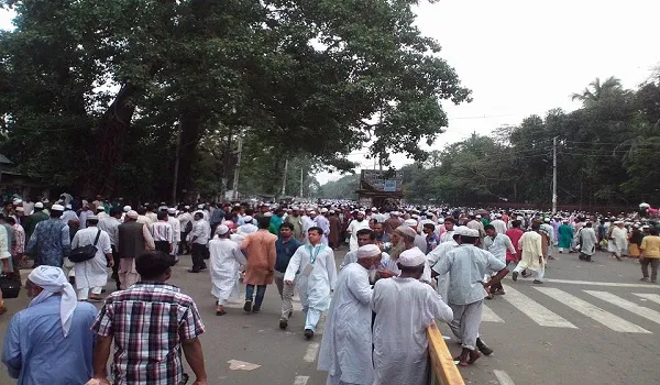 রাজধানীতে গণপরিবহন কম, পায়ে হেঁটে মহাসম্মেলনে মুসল্লীরা