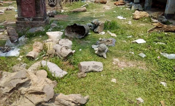 নাশকতা নয়, ভাস্কর্য উল্টে রাবি চারুকলা শিক্ষার্থীদের প্রতিবাদ