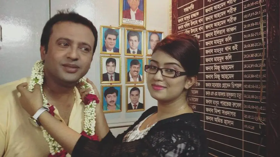 ফুলের মালা দিয়ে সবাইকে অভিনন্দন জানালেন চিত্রনায়িকা অমৃতা খান