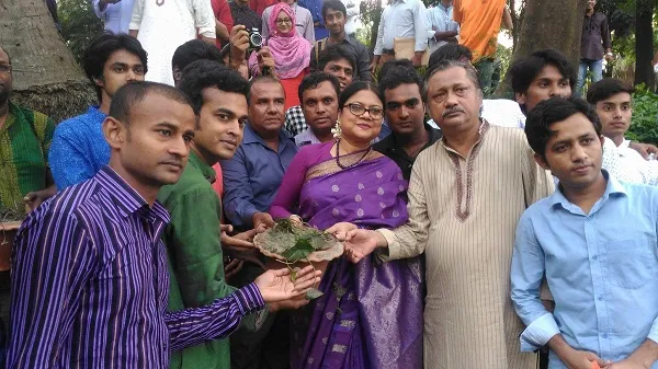 রমনা লেকে পরাগায়নের শাপলা হাতে কনকচাঁপা
