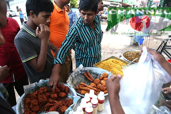 ইফতার সময়ে প্রথম দিনের শেষ মুহূর্ত