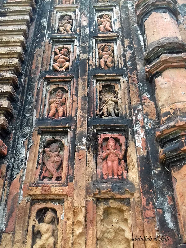 শিবমন্দিরে পোড়ামাটির সুশোভিত চিত্র ফলক। ছবি- আব্দুল্লাহ আল সাফি